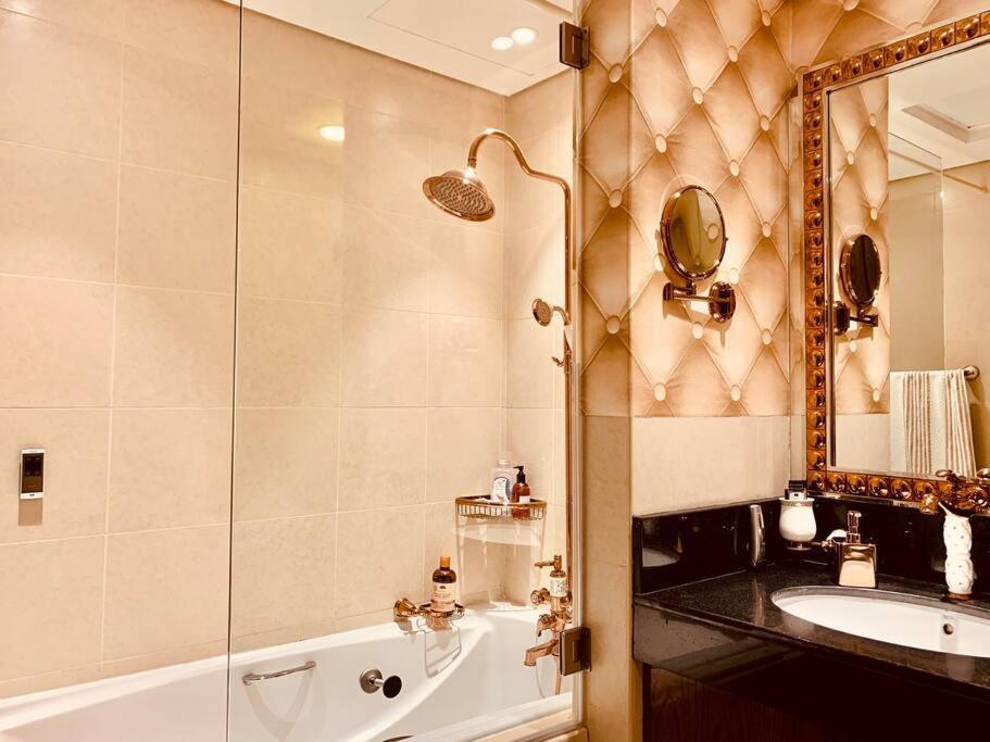 Apartment Luxurious Pool View Apt In Downtown