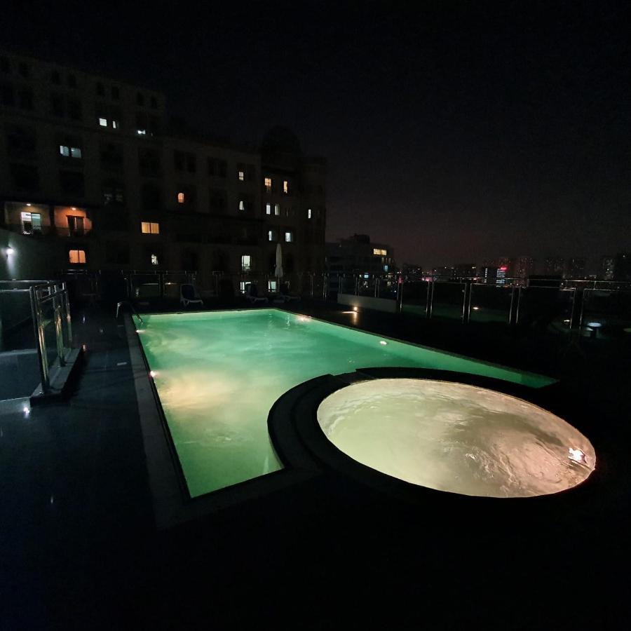 Luxury A Short Drive Away From Downtown Apartment *