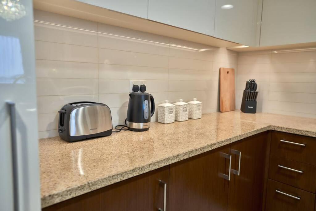 Magnificent Stunning 2 Bedroom With Burj Khalifa View *