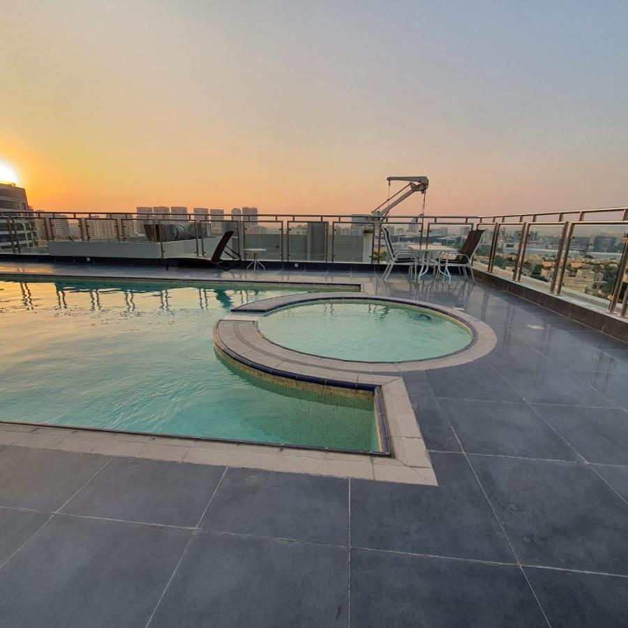 Luxury A Short Drive Away From Downtown Apartment *