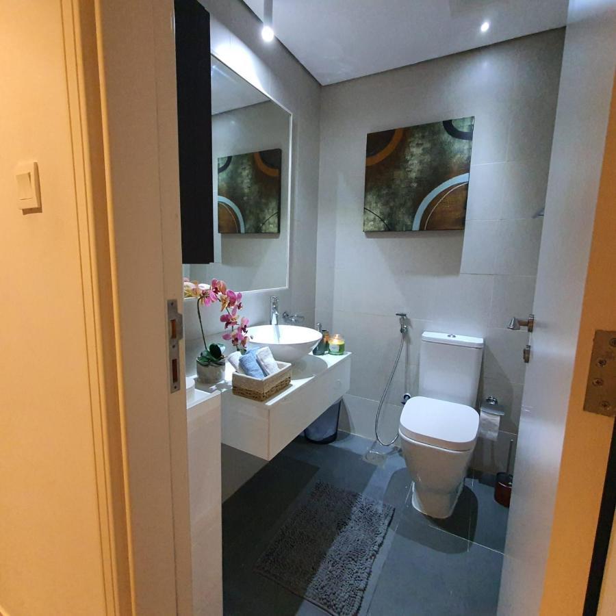 Luxury A Short Drive Away From Downtown Apartment *