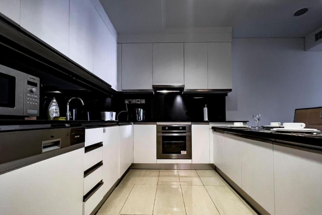 Address Marina - Luton Apartment