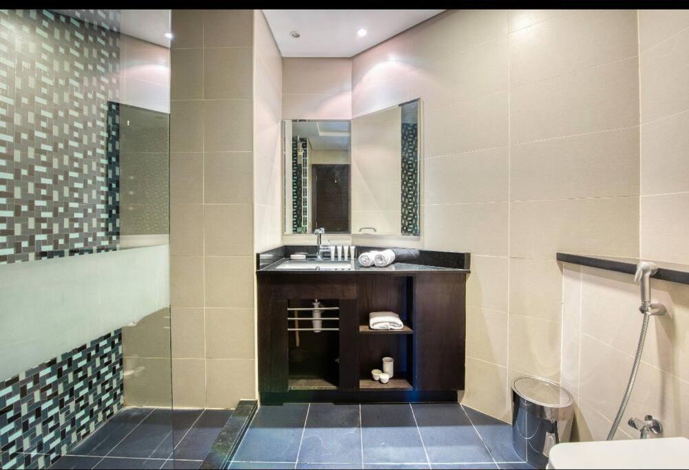 Cayan Tower Apartment *