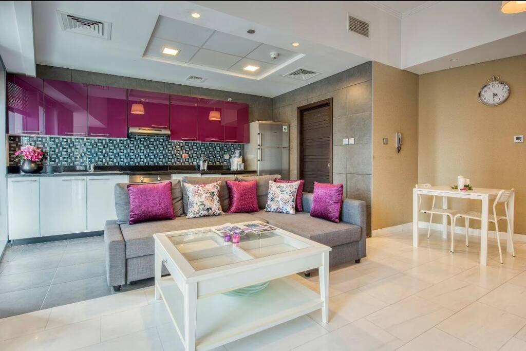 Cayan Tower Apartment Dubai