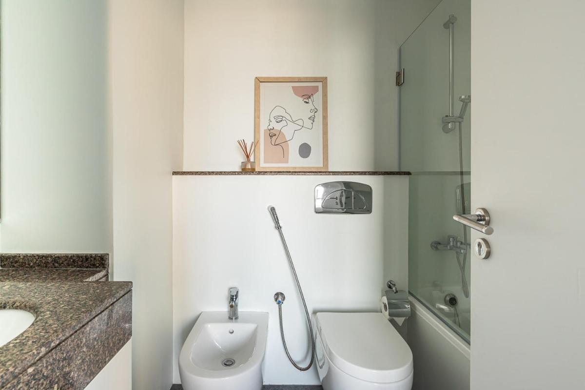 Frank Porter - Bay Central - West Tower Apartment