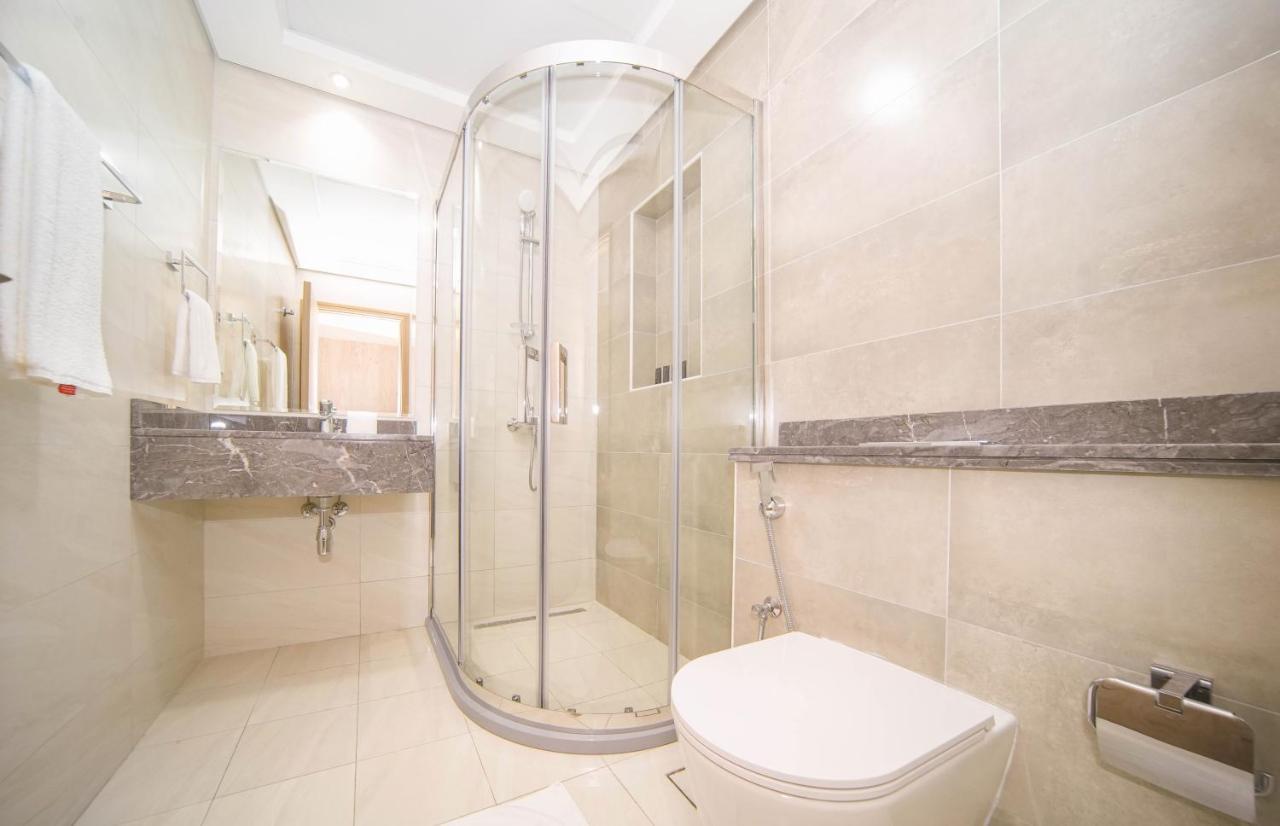 Modern 1br With Rooftop Pool The Bay Business Bay Apartment Dubai