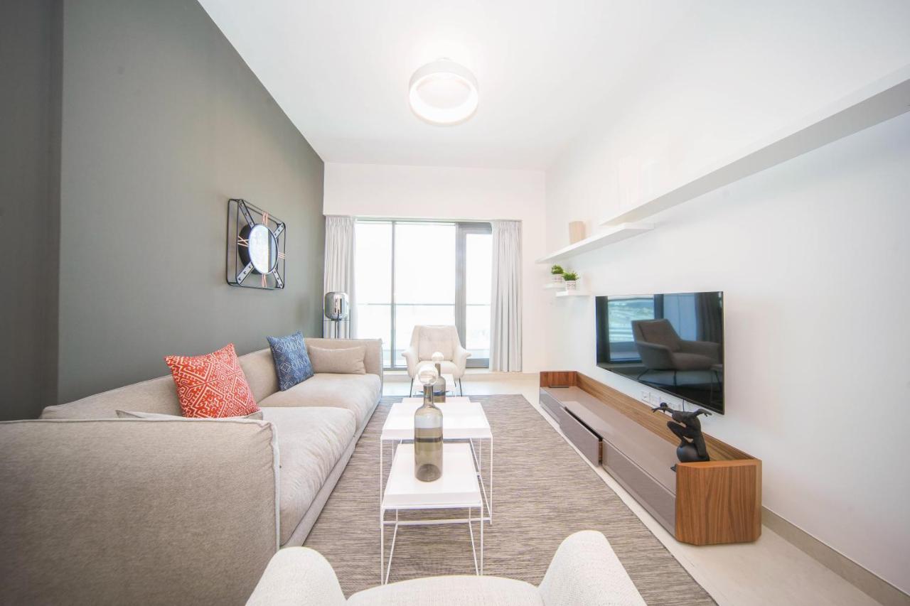 Modern 1br With Rooftop Pool The Bay Business Bay Apartment Dubai