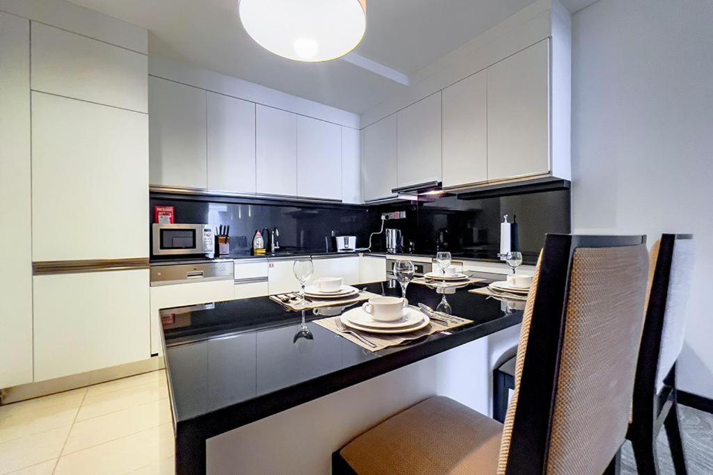 Address Marina - Luton * Dubai
