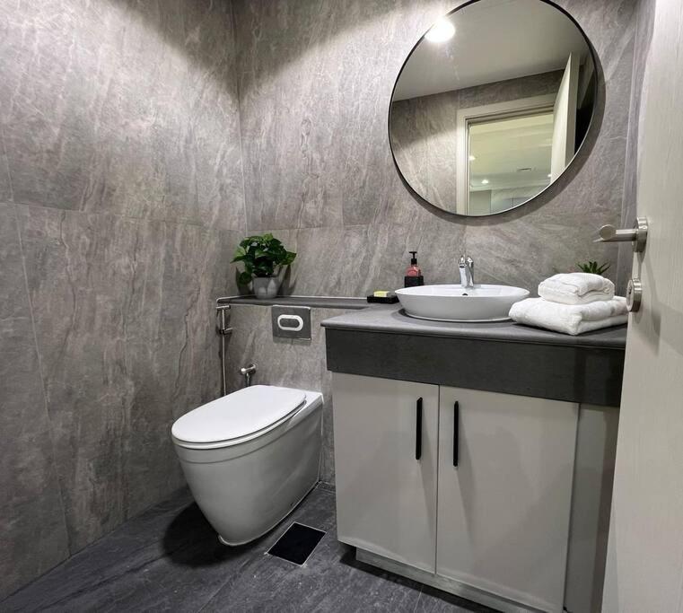 Deal!!! Brand New 1 Bed In The Heart Of Marina Apartment