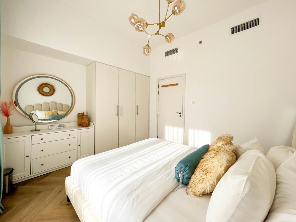 Bright And Spacious 2 Bedroom With Private Balcony Apartment Dubai