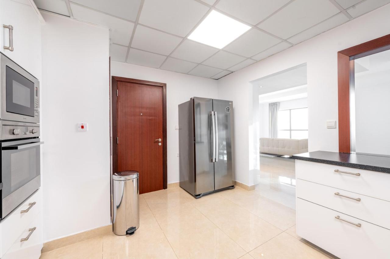 Deluxe Retreat In Jbr - Million Dollar View - Balcony Apartment *
