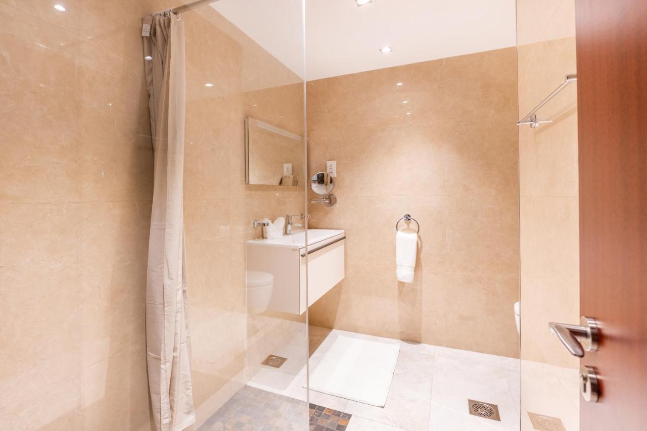 Apartment Deluxe Retreat In Jbr - Million Dollar View - Balcony *