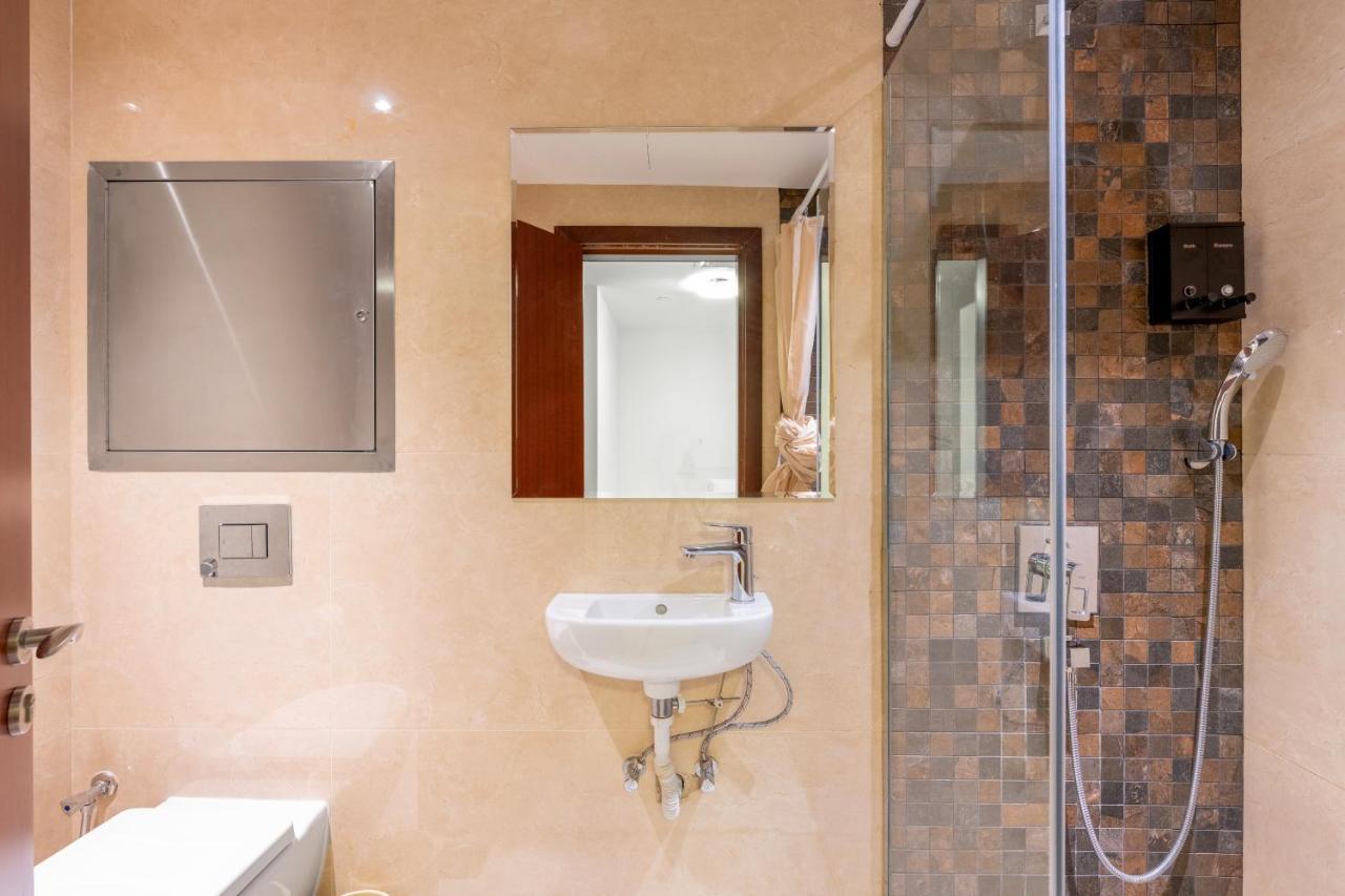 Apartment Deluxe Retreat In Jbr - Million Dollar View - Balcony *