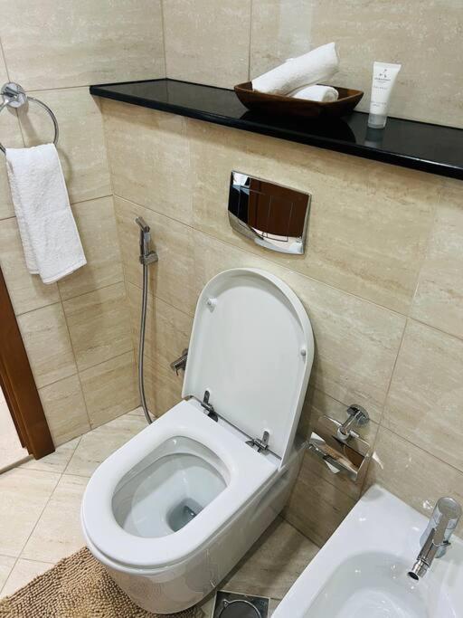Apartment 1 Bed With Sea View, Pool, Gym & Free Parking In Marina *