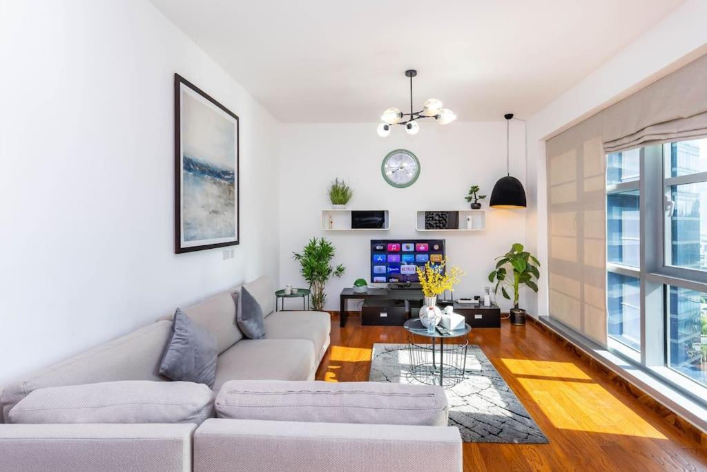 Apartment Luxury 3br In Downtown With Pool, Fitness, Patio Dubai