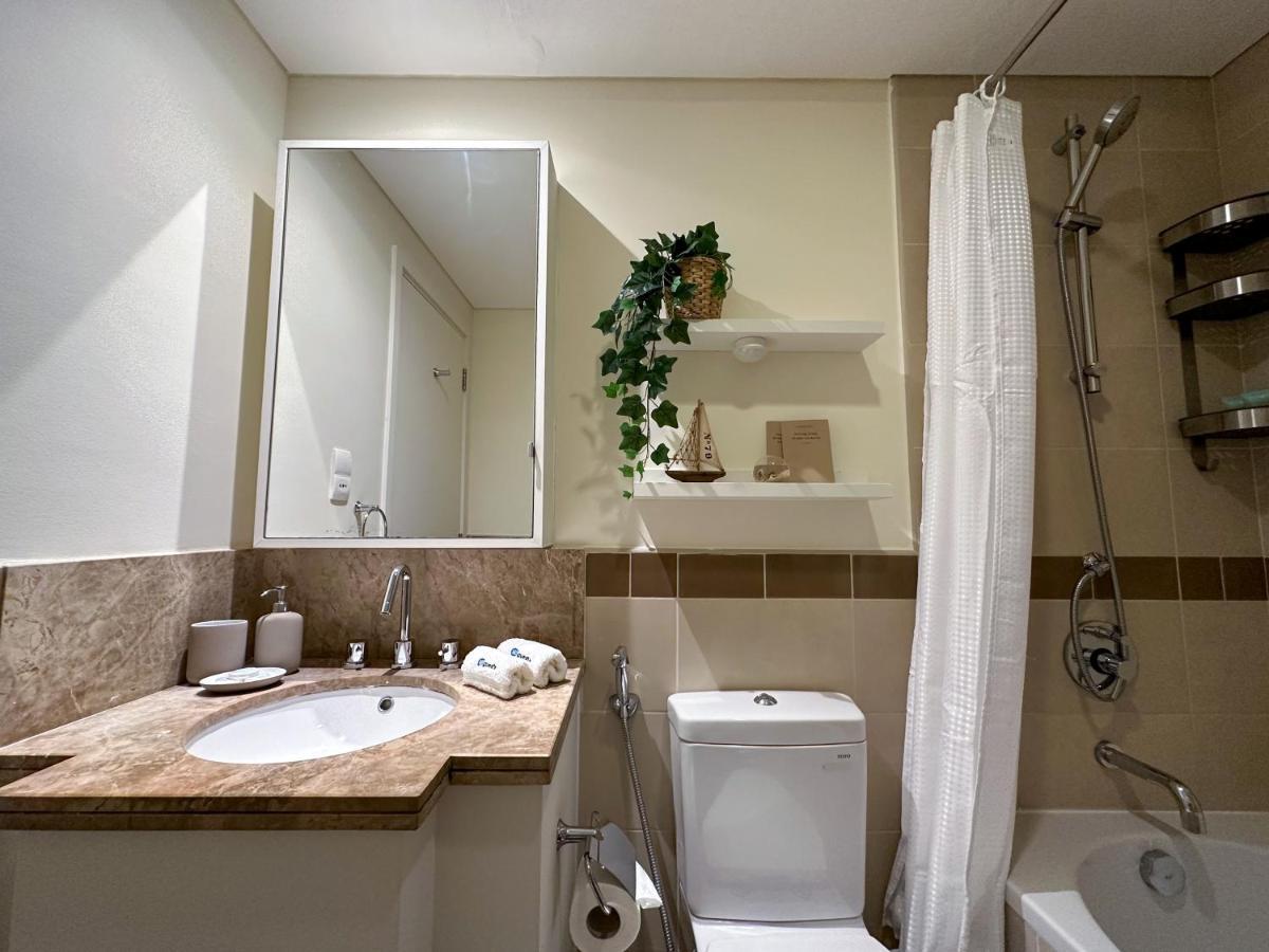 Higuests - Snug Studio With Balcony In The Heart Of Downtown Apartment