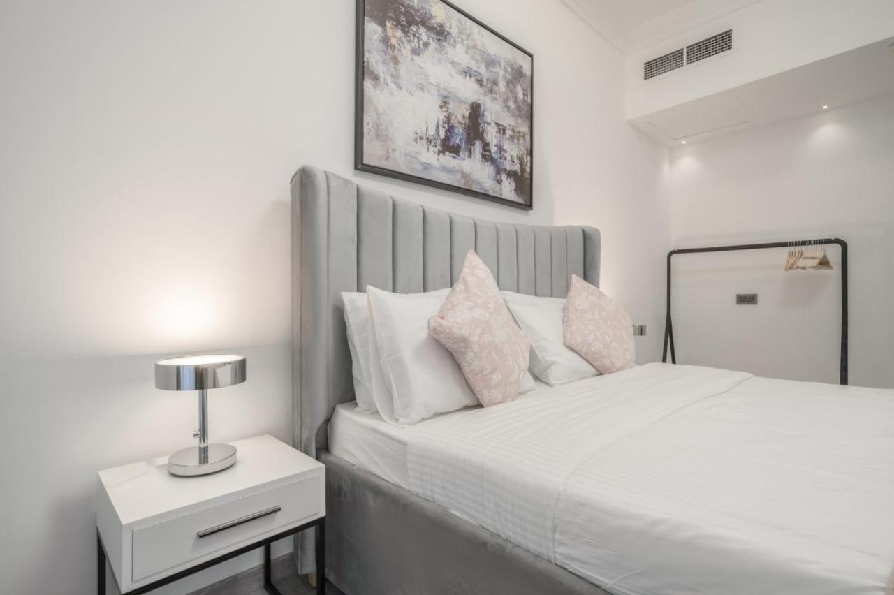 Boutique Luxury Living Near Palm Jumeirah Apartment *