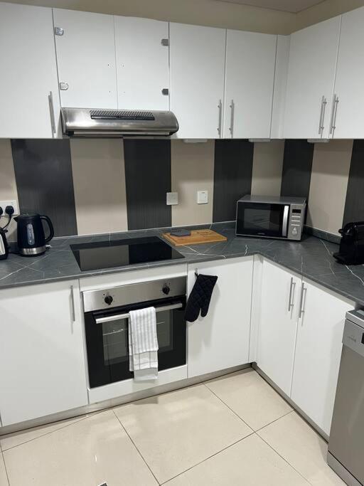 Apartment 1 Bed With Sea View, Pool, Gym & Free Parking In Marina Dubai