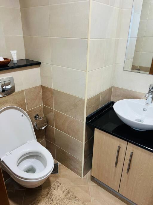 1 Bed With Sea View, Pool, Gym & Free Parking In Marina Apartment
