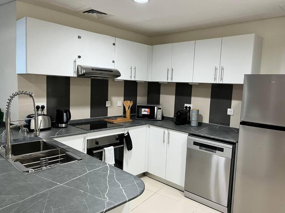 1 Bed With Sea View, Pool, Gym & Free Parking In Marina *