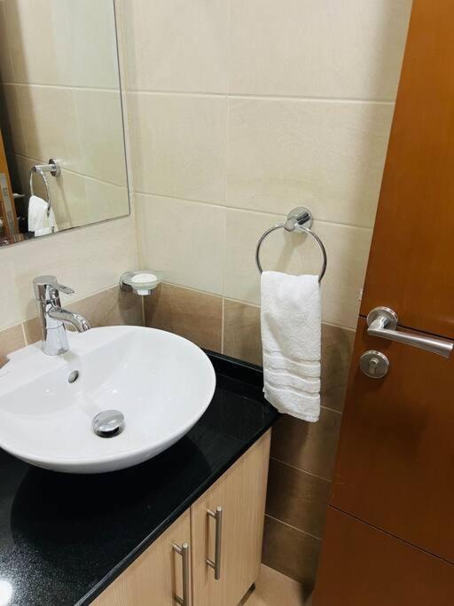 Apartment 1 Bed With Sea View, Pool, Gym & Free Parking In Marina *