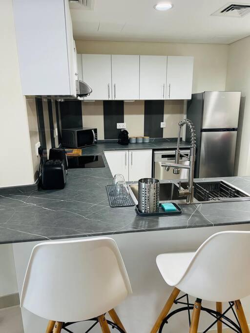 Apartment 1 Bed With Sea View, Pool, Gym & Free Parking In Marina