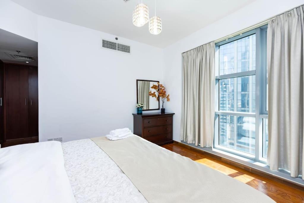 Apartment Luxury 3br In Downtown With Pool, Fitness, Patio Dubai