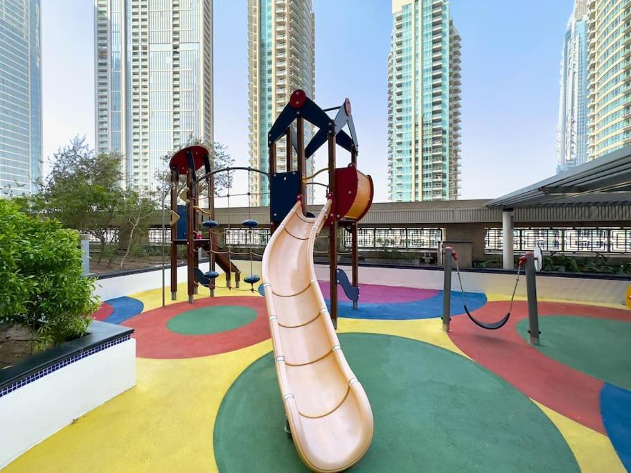 Apartment Luxury 3br In Downtown With Pool, Fitness, Patio Dubai