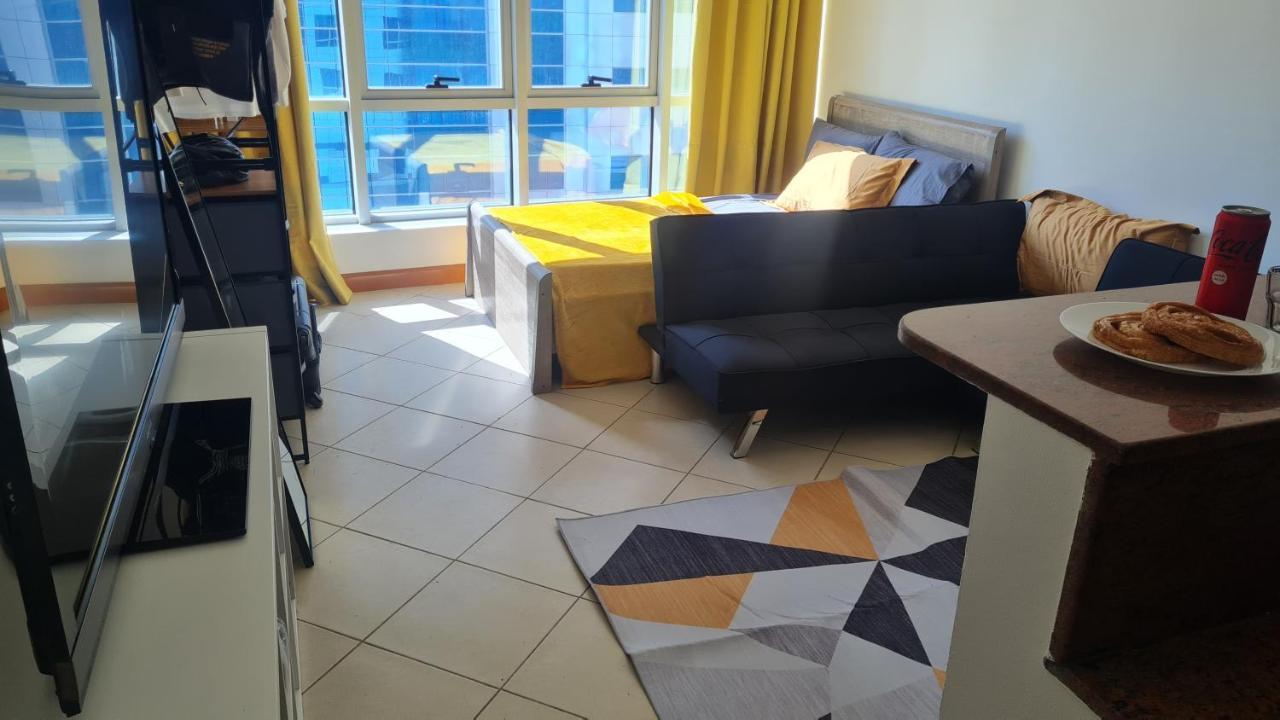 Yellow Studio Apart 308 In Marina Diamond One