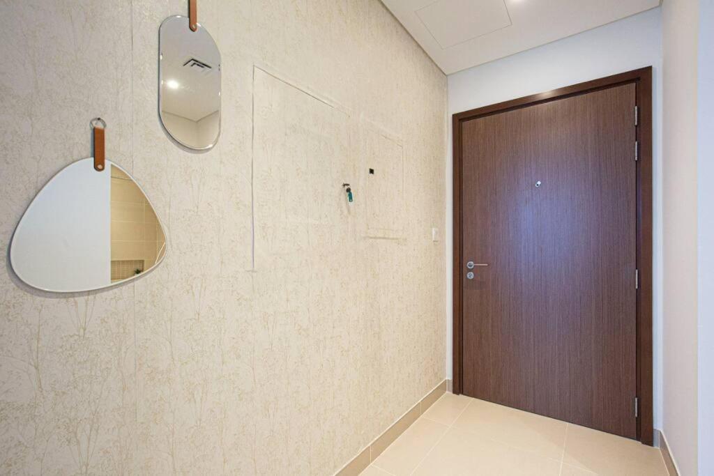 Stylish 1 Bedroom In 5242 By Ofex * Dubai