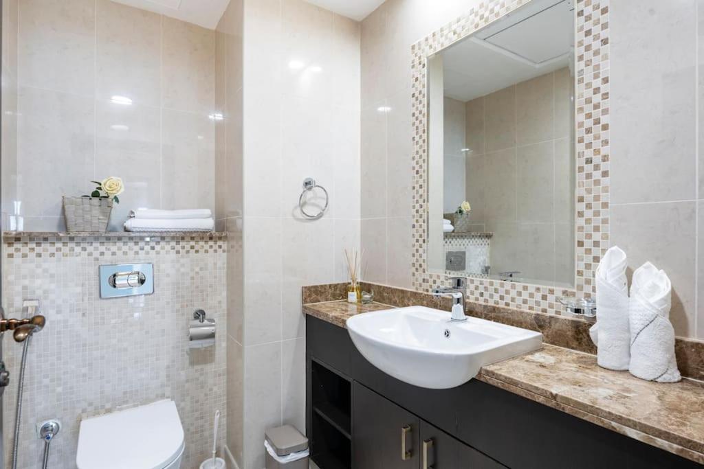 Balqis Residense Palm Jumeirah,pool, Beach, Floor, Full Sea View, Restaurants Apartment