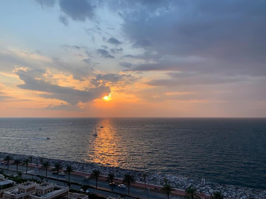 Balqis Residense Palm Jumeirah,pool, Beach, Floor, Full Sea View, Restaurants Apartment Dubai