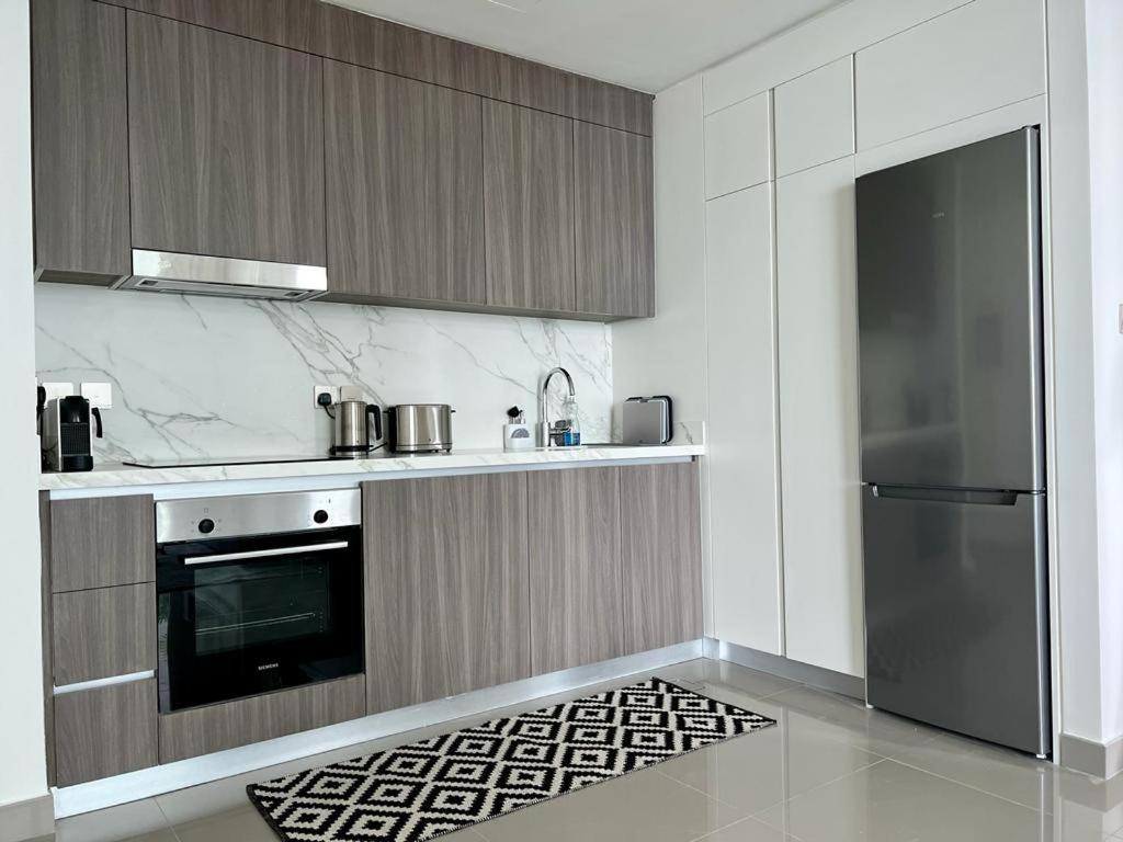 Luxurious Beachfront Apartment *