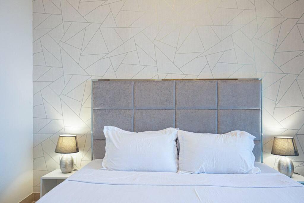 Stylish 1 Bedroom In 5242 By Ofex Apartment *