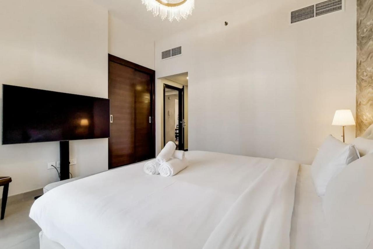 Sparkle Tower 1, Marina - Bright Two Bedroom Apartment