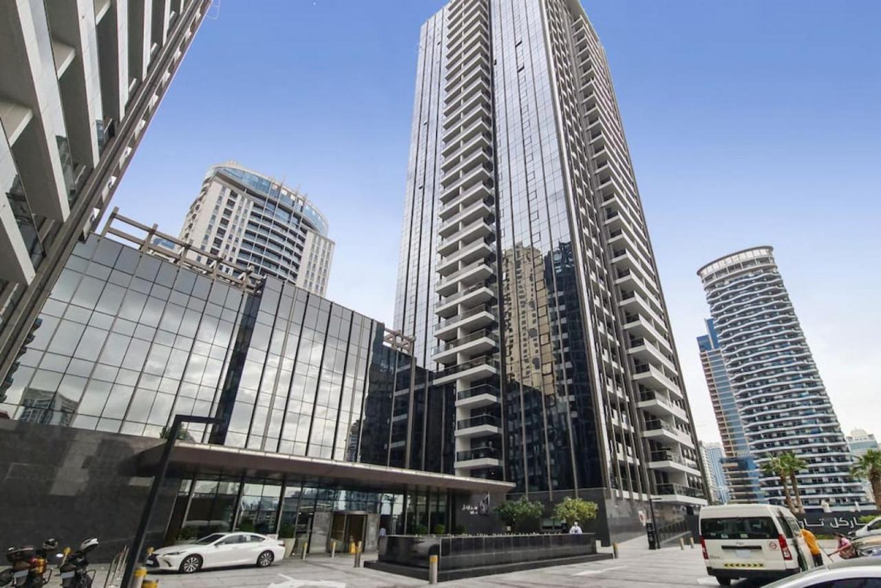 Sparkle Tower 1, Marina - Bright Two Bedroom Apartment *
