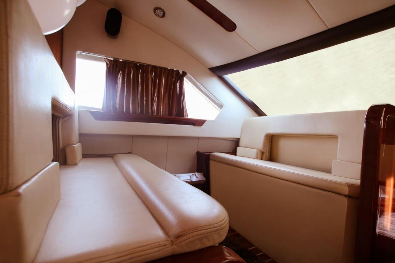 Botel Luxury Yachts - Harbour Dubai
