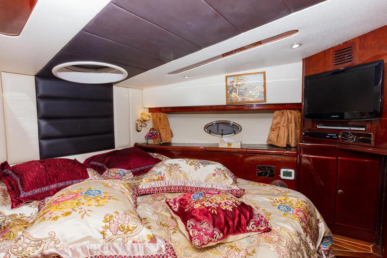 Botel Luxury Yachts - Harbour *
