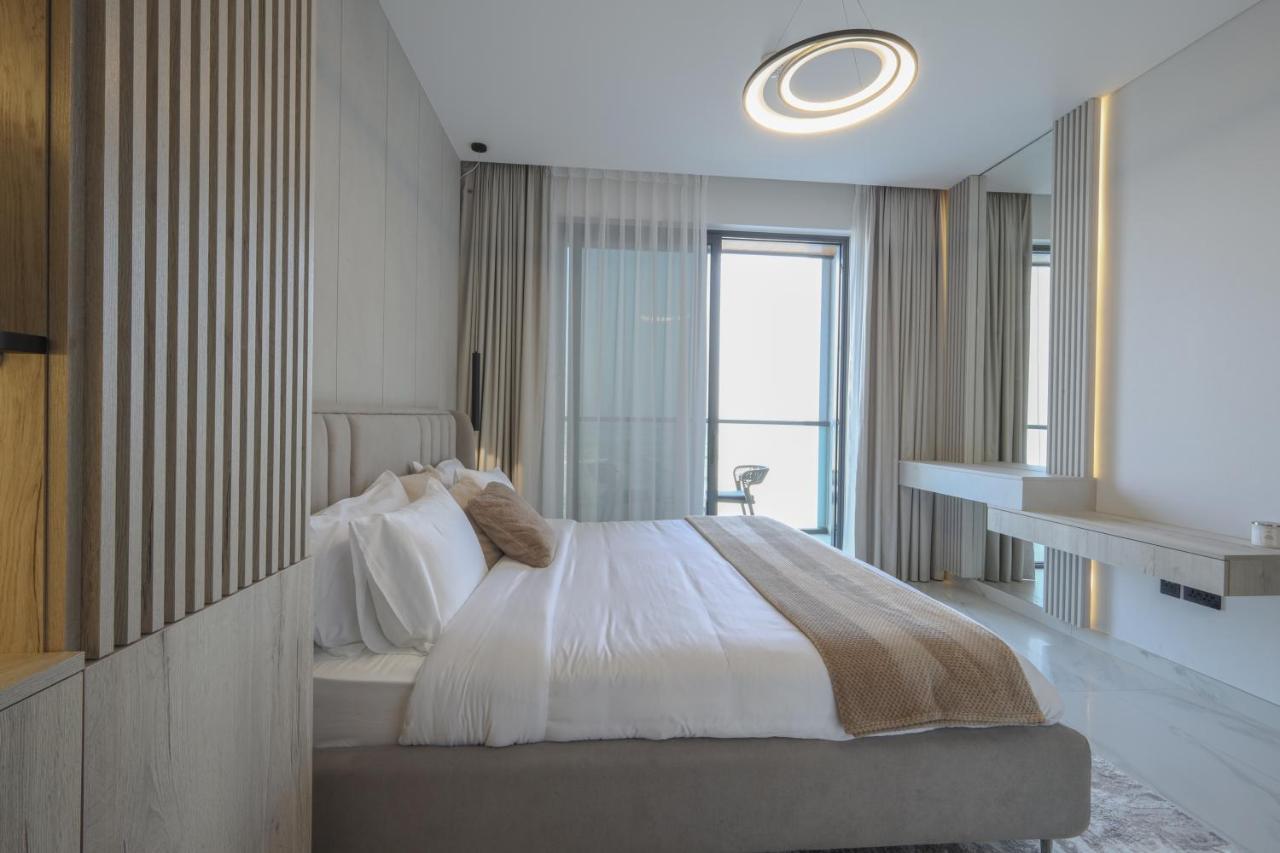 Full Moon Of One Park Avenue Apartment *