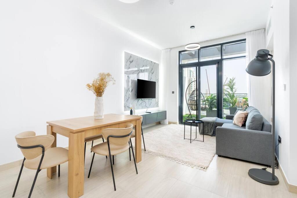 Unique Apt With Private Jacuzzi In Apartment Dubai