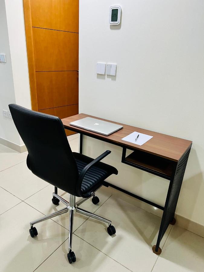1 Bed With Sea View, Pool, Gym & Free Parking In Marina Apartment *