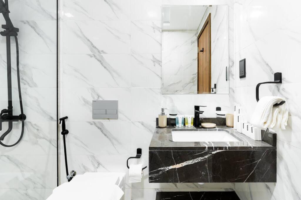 Unique Apt With Private Jacuzzi In * Dubai