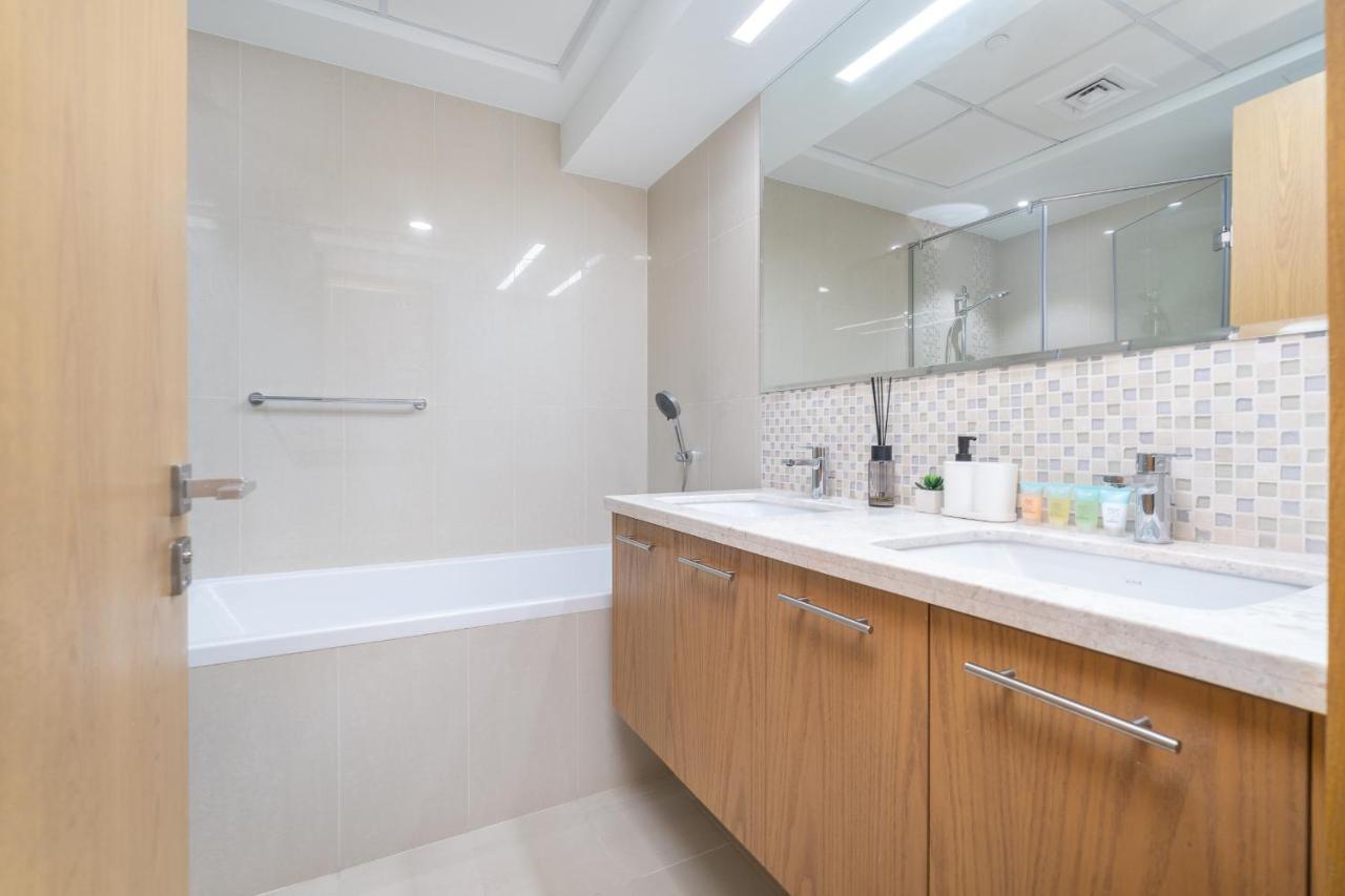 Luxe & Modern Two Bedroom Downtown - Close To Burj Khalifa & The Mall By Sojo Apartment *