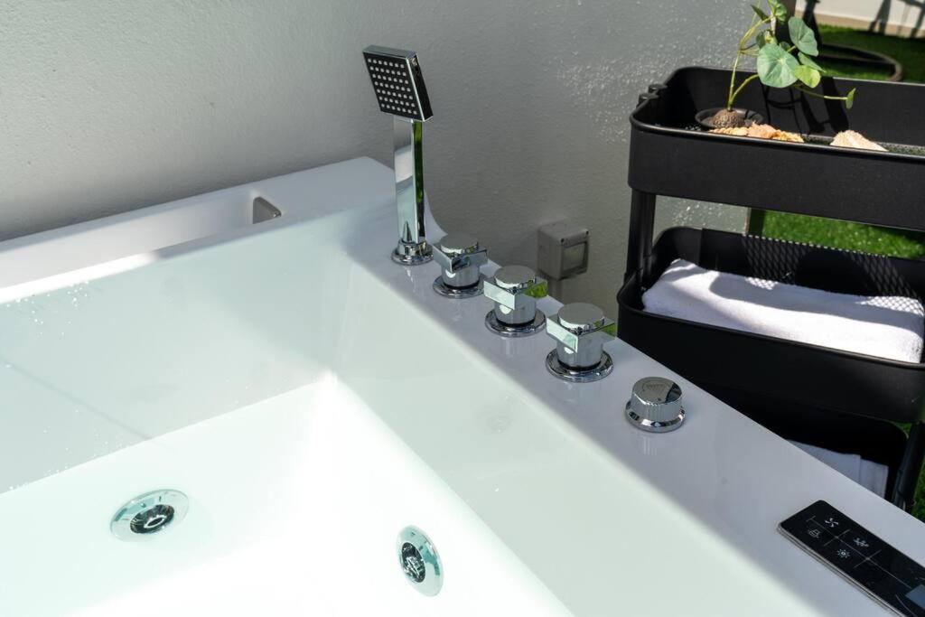 Apartment Unique Apt With Private Jacuzzi In