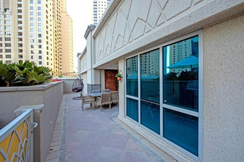 Huge And Nice In Marina! Apartment