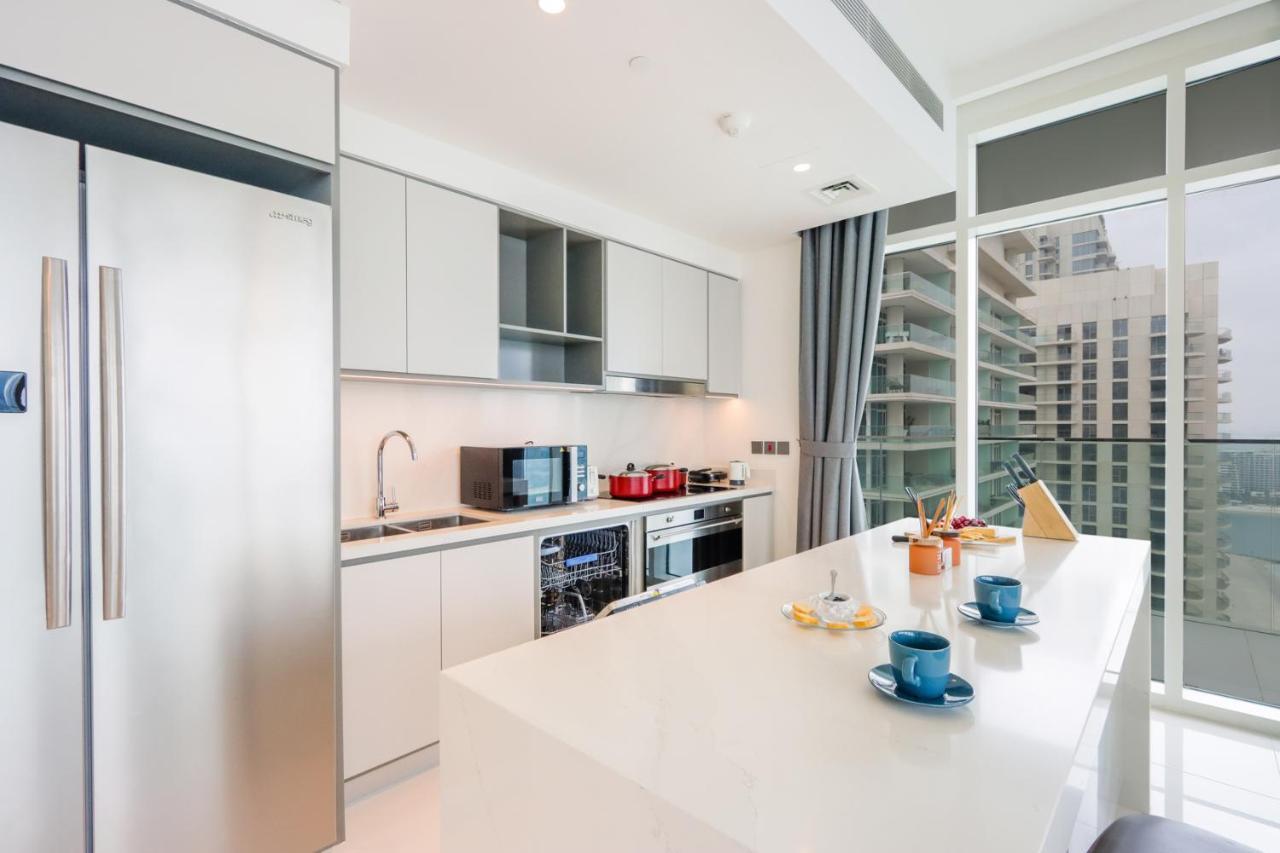 Livbnb - Lush 3 Bedroom With Marina And City Skyline Views Apartment *