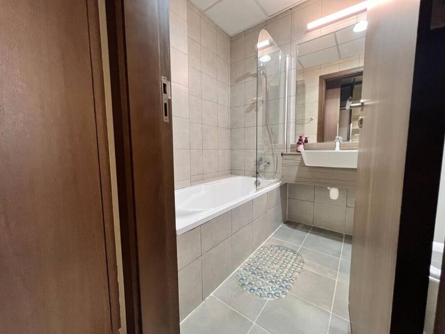 Spacious 2 Bed - Family Apartment *