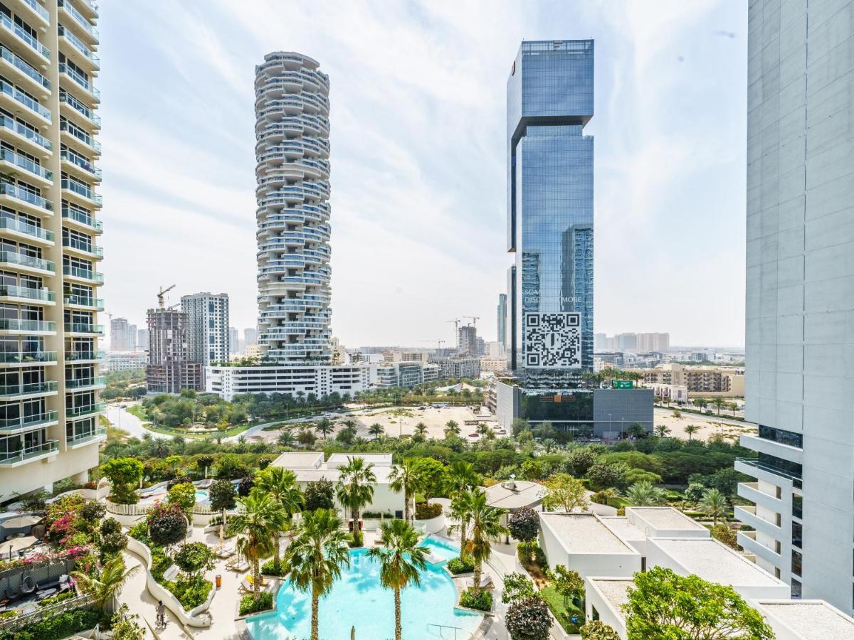 Luxury With Pool View In Vibrant Community Apartment