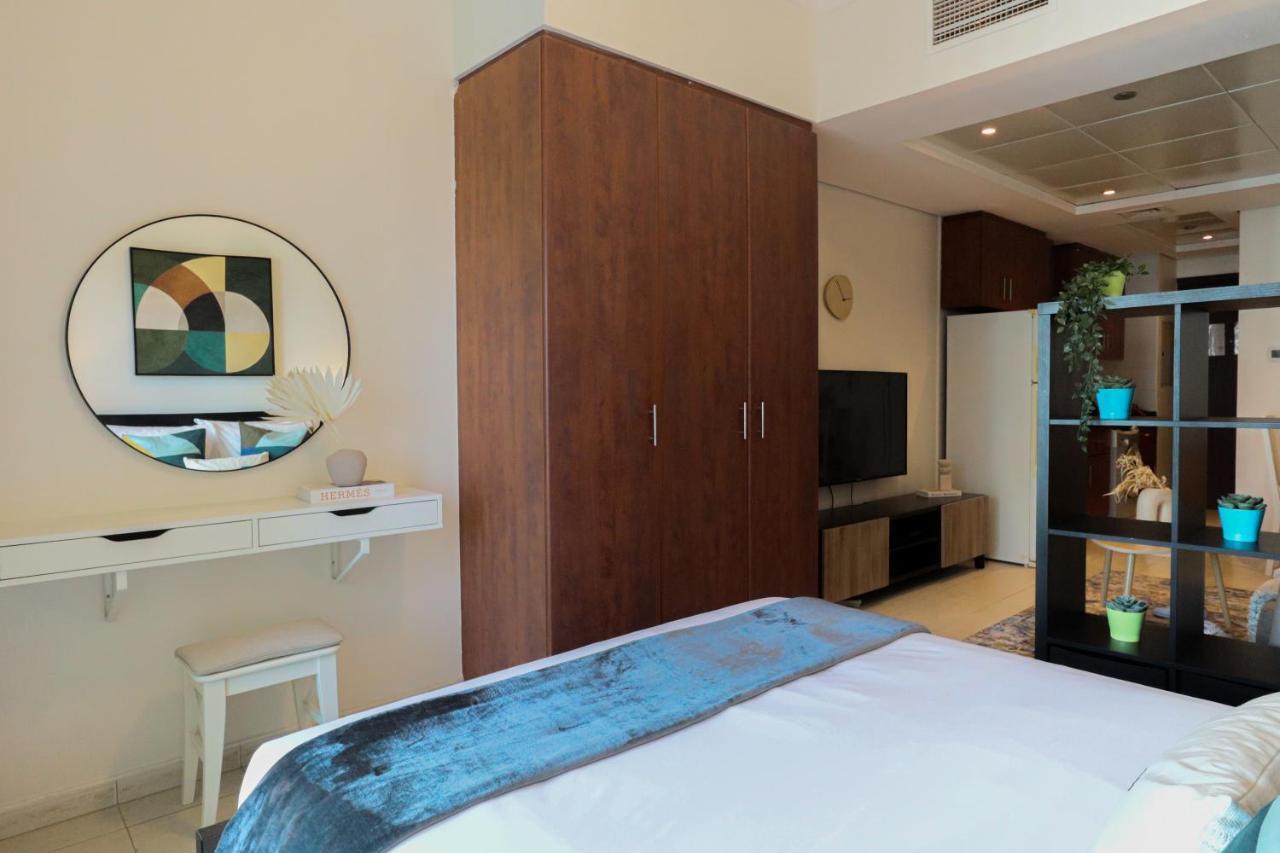 Higuests - Lake-view Studio In Vibrant Area In Jlt *