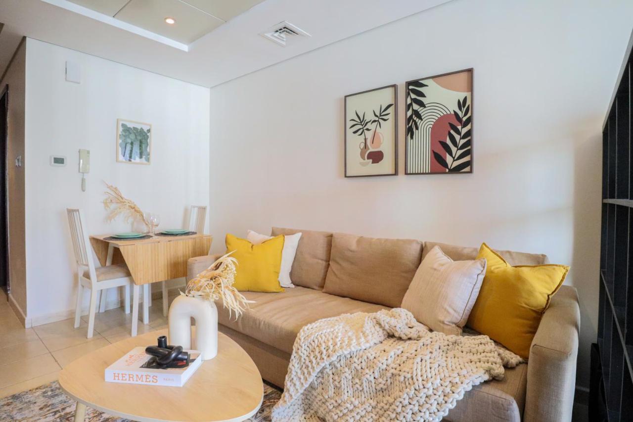 Higuests - Lake-view Studio In Vibrant Area In Jlt *